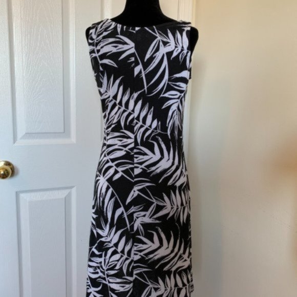 Leaf Print Sleeveless Dress - Picture 2 of 3
